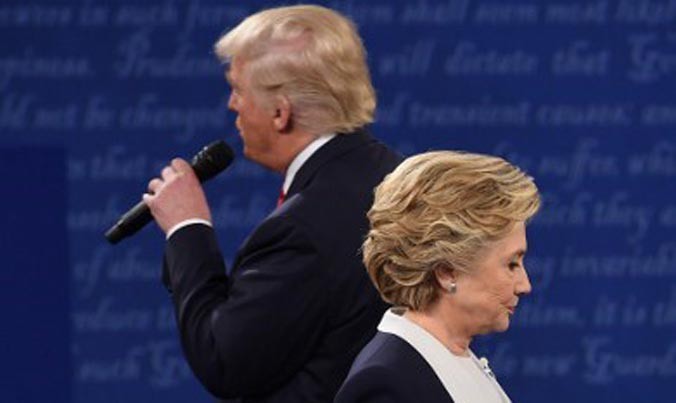 Ông Donald Trump và bà Hillary Clinton luôn công kích nhau trong suốt buổi tranh luận thứ 2 trước thềm ngày bầu cử. 