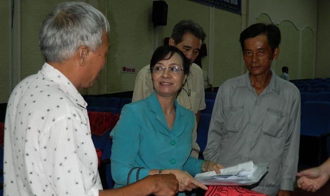 Chủ tịch HĐND TPHCM Nguyễn Thị Quyết Tâm tiếp nhận đơn khiếu nại của cử tri.
