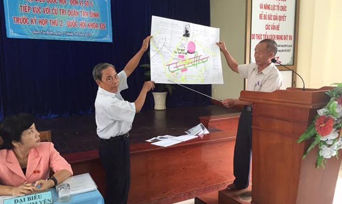 Ông Sang (bên phải) đang trình bày ý kiến bức xúc về sân goft trong sân bay Tân Sơn Nhất tại buổi tiếp xúc cử tri quận Tân Bình của Đoàn ĐBQH TPHCM sáng 11/10. Ảnh: Quốc Ngọc