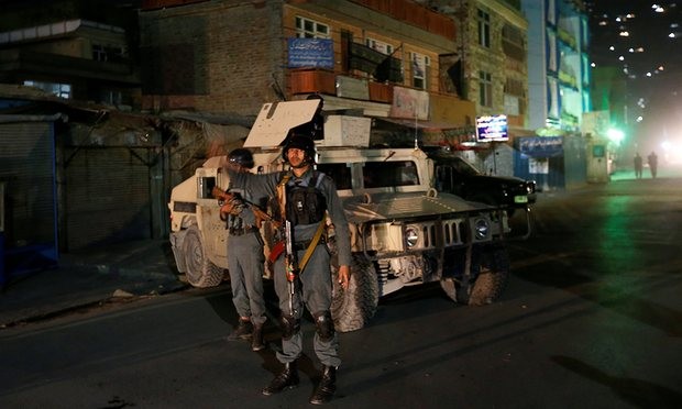Cảnh sát Afghanistan đứng gác gần khu vực ngôi đền Shia bị tấn công ở thủ đô Kabul. Ảnh: Mohammad Ismail / Reuters