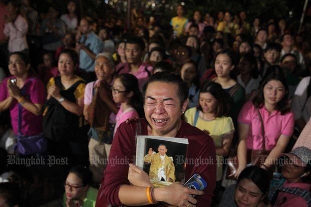 Người dân ôm di ảnh Quốc vương Thái Lan Bhumibol Adulyadej khóc nức nở.