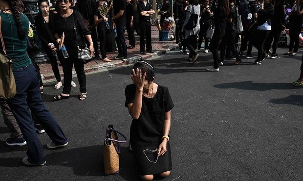 Người dân Thái Lan mặc đồ đen đứng bên ngoài Cung điện Hoàng gia ở Bangkok để tiễn biệt nhà vua.