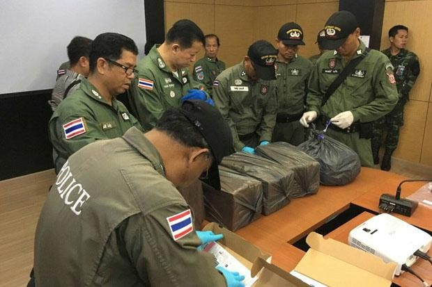 Cảnh sát đồn Bang Sao Thong kiểm tra những hộp tang vật thu tại phòng trọ của kẻ tình nghi.