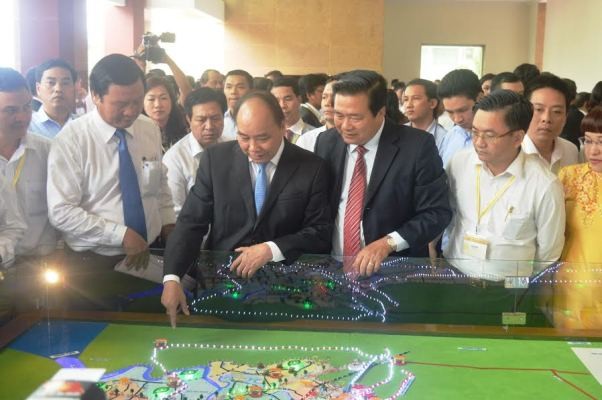 Thủ tướng Nguyễn Xuân Phúc kiểm tra các dự án quy hoạch của tỉnh Long An.