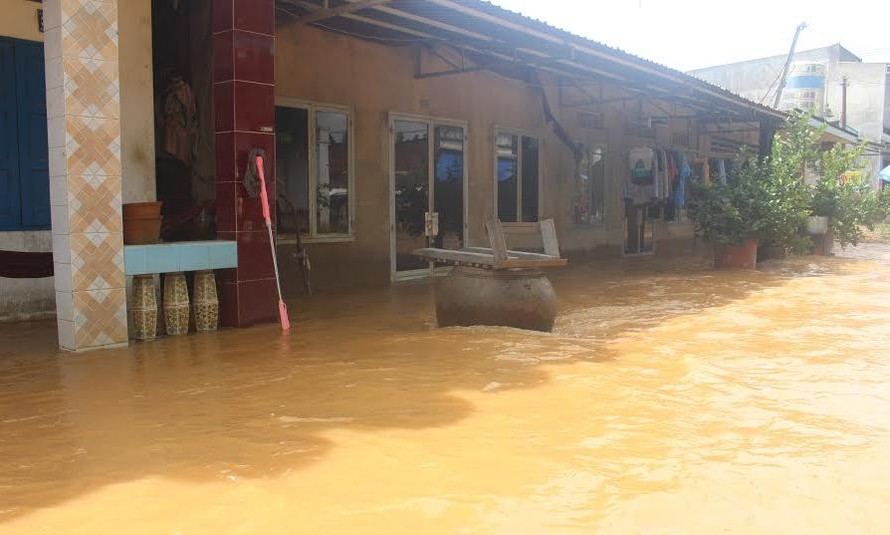 Trường TH Phước Tân ngập trong nước.