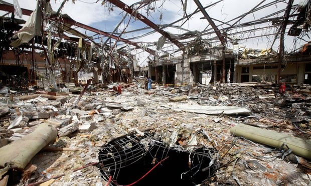 Tàn tích còn lại sau vụ không kích khiến 140 người chết trong buổi tang lễ ở Sanaa, Yemen. Ảnh: Reuters
