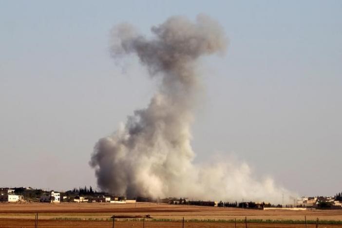 Cột khói bốc lên từ ngôi làng Guzhe, phía bắc Aleppo, Syria sau cuộc không kích vào ngày 17/10.