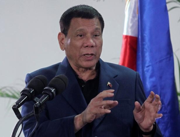 Tổng thống Philippines Rodrigo Duterte trong cuộc họp báo vào rạng sáng ngày 22/10.