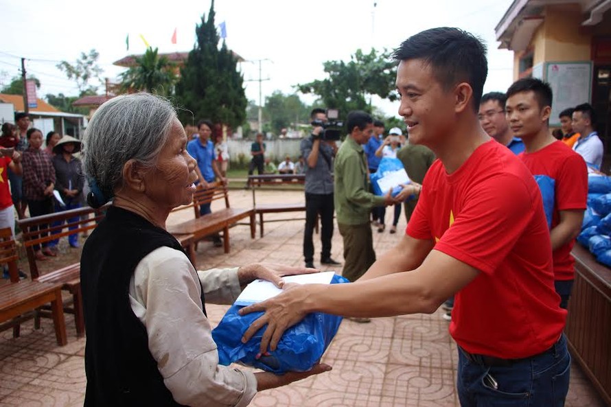 Đoàn công tác trao quà cho các gia đình có hoàn cảnh đặc biệt khó khăn, chịu thiệt hại nặng nề sau lũ ở xã Hương Giang (Hương Khê).