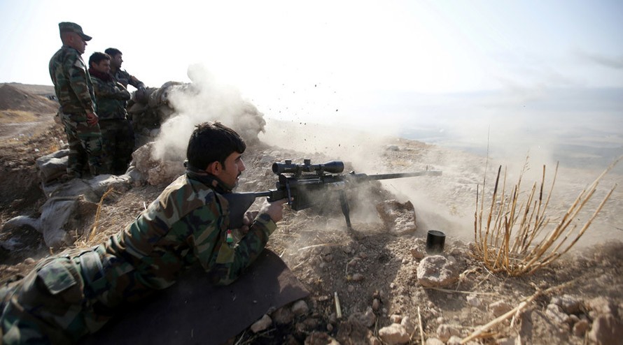 Một chiến binh người Kurd xả súng về phía IS tại thị trấn Naweran, gần Mosul vào ngày 23/10.