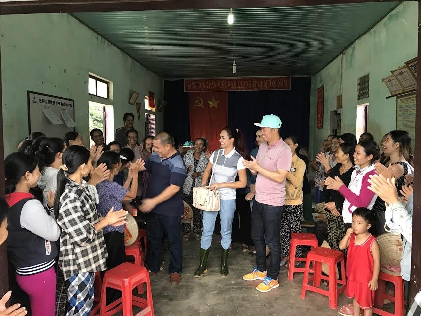 Nhân dân vùng lũ xúc động chia tay vợ chồng Minh Khang – Thúy Hạnh