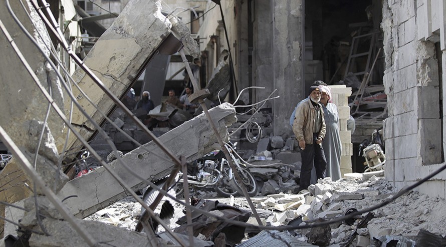 Những thành phố chỉ còn lại đống đổ nát sau các trận không kích. Ảnh: Reuters
