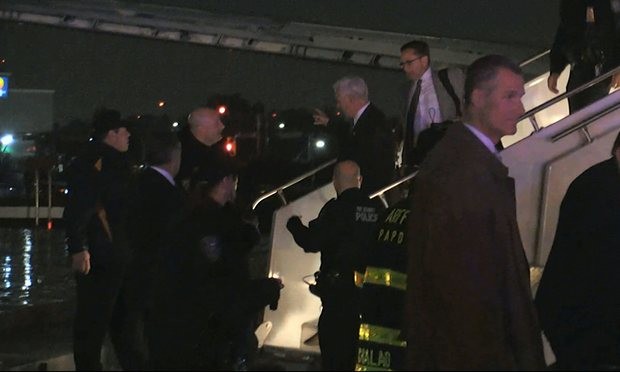 Ông Mike Pence xuống khỏi chiếc máy bay bị nạn tối 27/10. Ảnh: AP