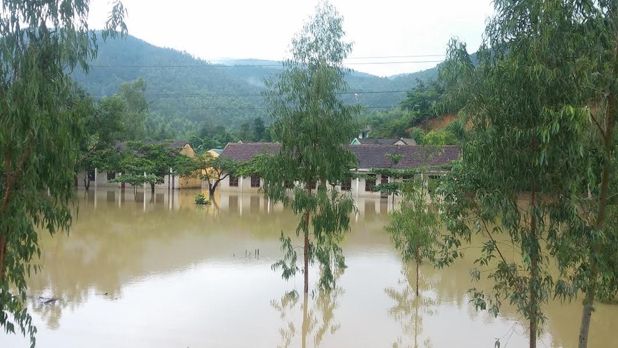 Tại Trường Tiểu học Cảnh Hóa, nước đã ngập sân trường.
