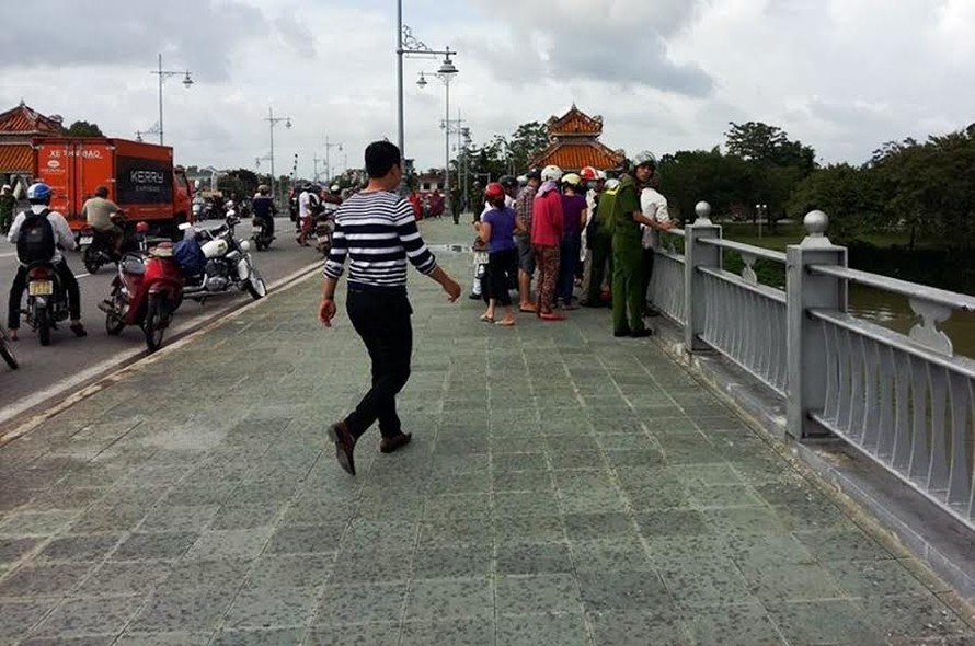 Nhiều người đi đường hiếu kỳ kéo lên cầu Dã Viên xem tìm vớt nạn nhân T.