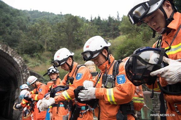 Đội cứu hộ làm công tác tìm kiếm các thợ mỏ tại mỏ than Jinshangou ngày 1/11. Ảnh: Xinhua