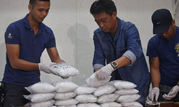 Cảnh sát chống ma túy ở Manila sắp xếp số ma túy tịch thu được trong chiến dịch truy quét của tổng thống. Ảnh: Reuters
