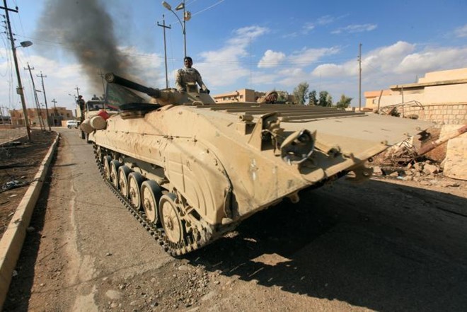 Xe tăng của quân đội chính phủ Iraq tiến về Mosul. Ảnh: Reuters.