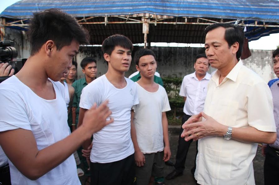 Bộ trưởng Đào Ngọc Dung tiếp xúc với các học viên tại cơ sở điều trị nghiện ma túy Đồng Nai