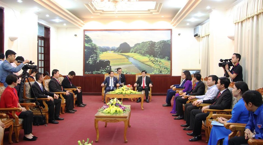 Phó Chủ tịch UBND tỉnh Ninh Bình Đinh Chung Phụng tiếp xã giao Đoàn đại biểu thanh niên Trung Quốc.