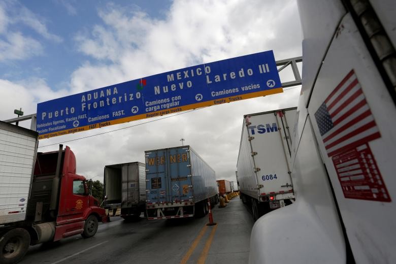 Xe tải chờ kiểm soát trước khi vào Mỹ tại Cầu Thương mại Thế giới ở Nuevo Laredo, Mexico. Ảnh: Reuters