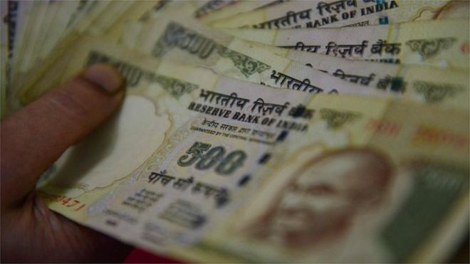 Sau ngày 8/11, tờ 500 và 1.000 rupee không còn giá trị trao đổi trên thị trường tài chính. Ảnh: AFP 