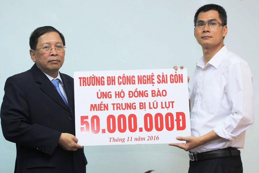 PGS.TS Cao Hào Thi, Hiệu trưởng trường ĐH Công nghệ Sài Gòn thay mặt nhà trường ủng hộ 50 triệu đồng. Ảnh Ngô Tùng