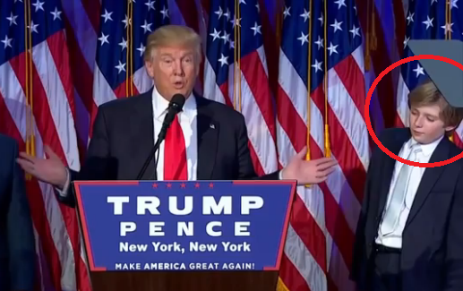 Barron Trump đứng cạnh cha trong lúc ông phát biểu mừng chiến thắng.