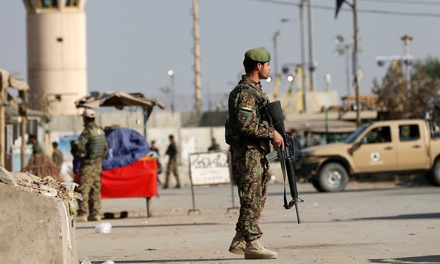 Binh sĩ Quân đội Quốc gia Afghanistan canh gác bên ngoài cổng vào sân bay Bagram sau cuộc tấn công. Ảnh: Reuters