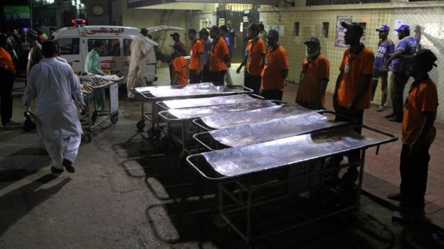Công tác cấp cứu các nạn nhân bị thương tại bệnh viện ở Karachi. Ảnh: AP