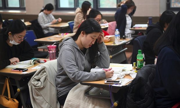 Sĩ tử Hàn Quốc tham dự kì thi đại học quan trọng. Ảnh: AFP/Getty Images