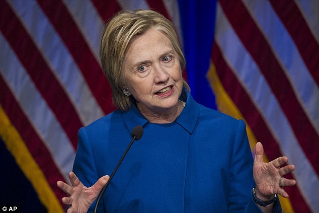 Bà Hillary Clinton già nua trong sự kiện của Quỹ Quốc phòng trẻ em. Ảnh: AP