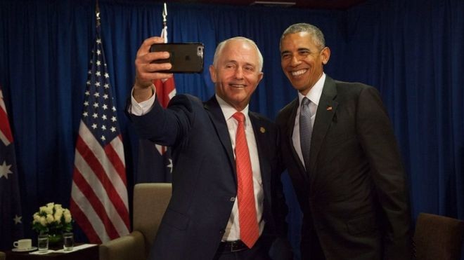 Thủ tướng Úc Malcolm Turnbull và Tổng thống Mỹ Barack Obama chụp ảnh selfie. Ảnh: PMO