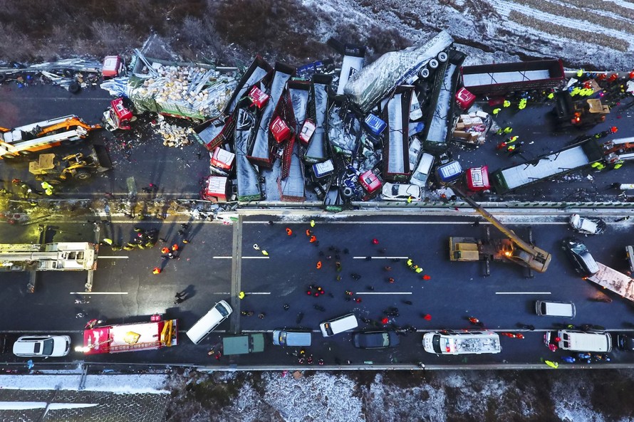 Hiện trường hỗn loạn sau vụ tai nạn thảm khốc trên cao tốc Bắc Kinh - Côn Minh. Ảnh: Xinhua via AP