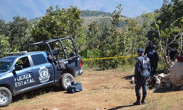 Cảnh sát Mexico tại Zitlala, nơi phát hiện 9 đầu và 32 hài cốt người trong mộ tập thể. Ảnh: EPA