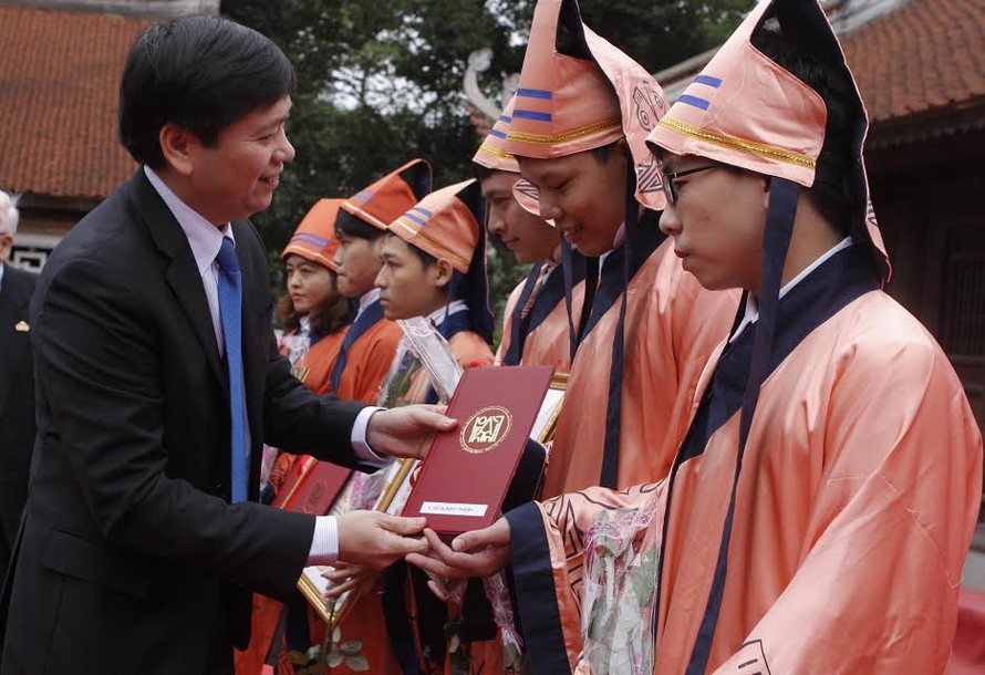 Bí thư T.Ư Đoàn Nguyễn Long Hải trao giải thưởng Loa Thành cho các sinh viên xuất sắc.