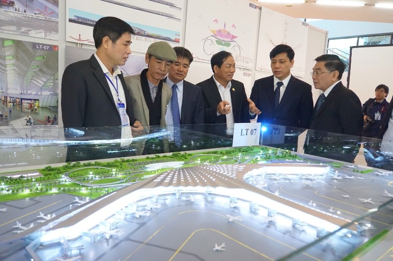 Lãnh đạo Bộ GTVT và Tổng Cty Cảng hàng không Việt Nam tham quan mô hình Nhà ga Cảng hàng không Long Thành. Ảnh: Sỹ Lực 