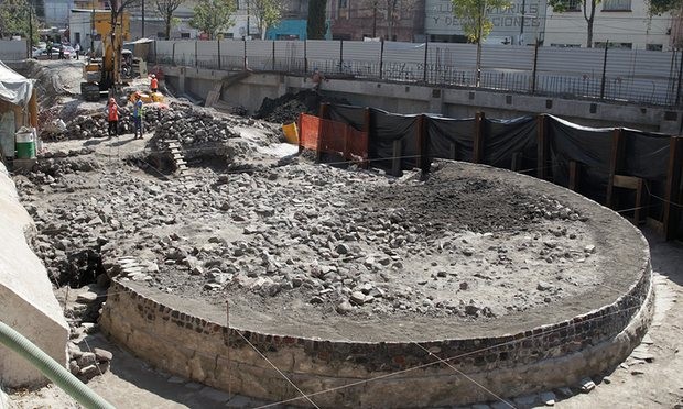 Những phần vừa phát hiện được của di tích đền thờ thần gió cổ trong khu phố Tlatelolco, Mexico City. Ảnh: EPA