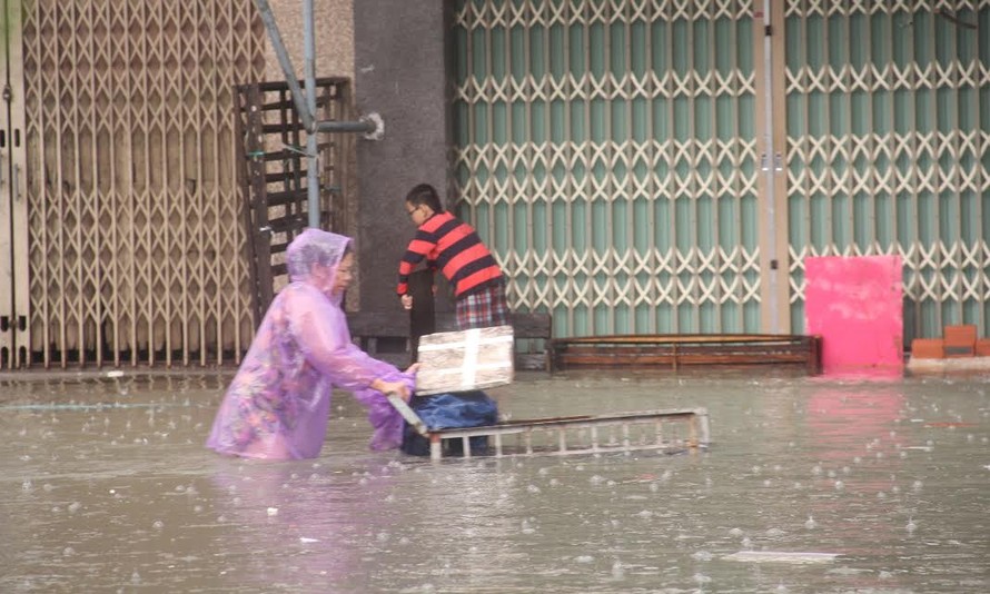 Nước lũ tràn vào nhà, dân dọn đồ chạy lũ tại Quảng Nam