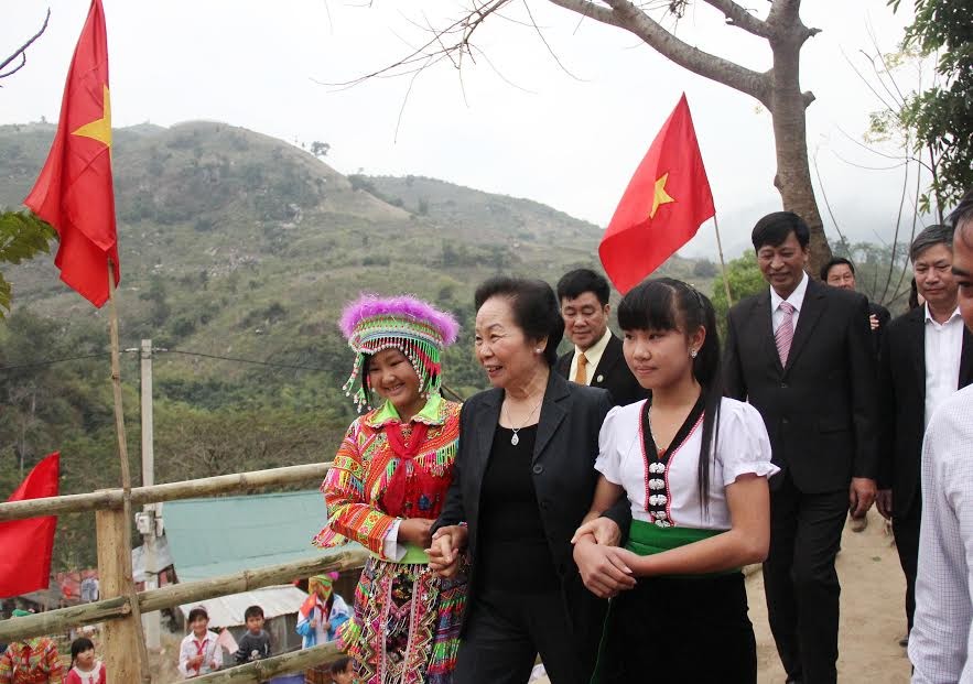 Nguyên Phó Chủ tịch nước Nguyễn Thị Doan đến thăm Nhà nội trú Mường Lý, huyện Mường Lát, tỉnh Thanh Hóa năm 2015. Ảnh: Quỹ Bảo trợ Trẻ em Việt Nam.