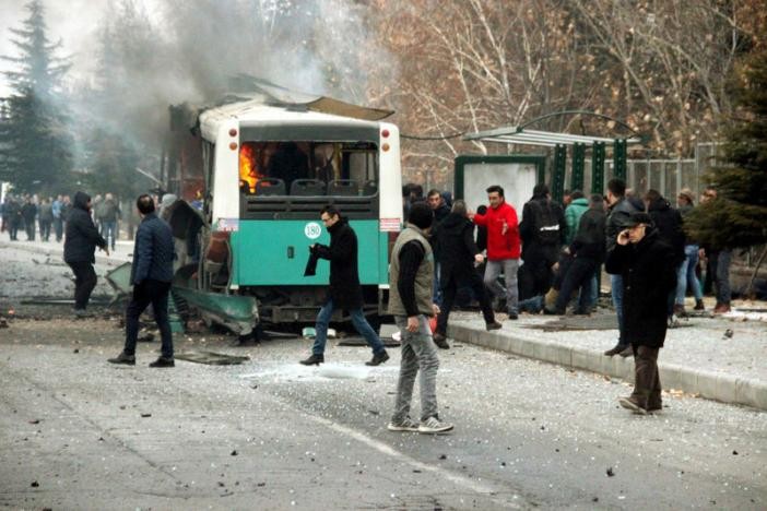 Hiện trường vụ đánh bom xe buýt ở thành phố Kayseri, Thổ Nhĩ Kỳ. Ảnh: Reuters