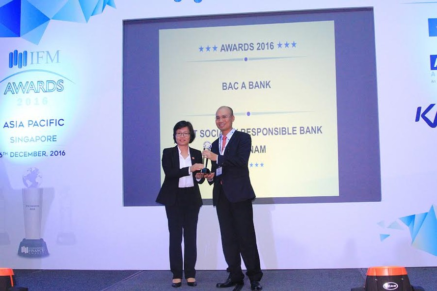 Bà Nguyễn Thị Thu Minh - Tham tán Đầu tư Đại sứ quán Việt Nam tại Singapore, thay mặt BTC trao Cúp và chứng nhận cho ông Chu Nguyên Bình - Phó Tổng Giám đốc BAC A BANK.