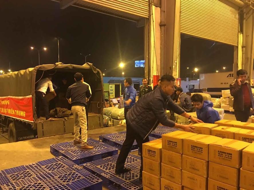 Vietnam Airlines vận chuyển khẩn cấp hàng cứu trợ miền Trung