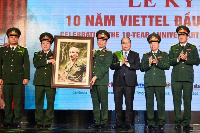 Ban Tổng giám đốc Viettel nhận quà lưu niệm của Thủ tướng trao tặng.