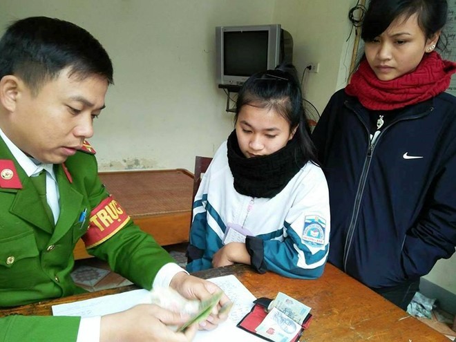Hai học sinh trao chiếc ví cho Công an huyện Hương Khê để tìm chủ nhân.