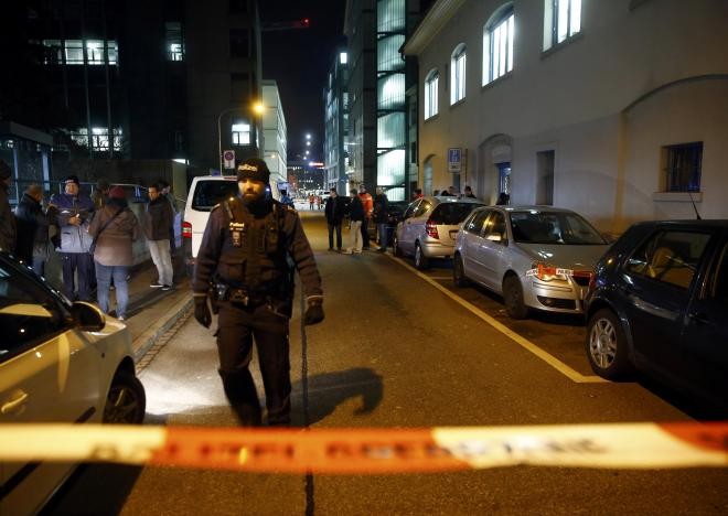 Cảnh sát canh gác bên ngoài nhà thờ Hồi giáo vừa bị tấn công ở Zurich. Ảnh: Reuters