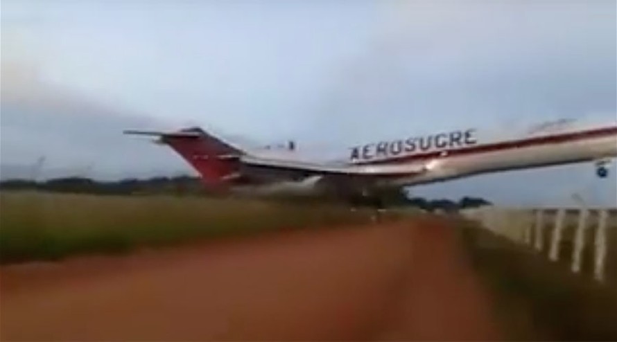 Máy bay chở hàng rơi ngay sau khi cất cánh. Ảnh cắt từ video.