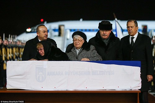 Bà Marina và mẹ chồng, Maria, khóc bên quan tài ông Karlov ở sân bay Moscow, Nga hôm qua. Ảnh: TASS