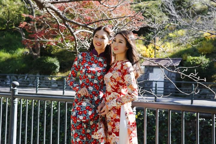 Hai người đẹp diện áo dài truyền thống phơi phới ở Nagashaki, Nhật Bản