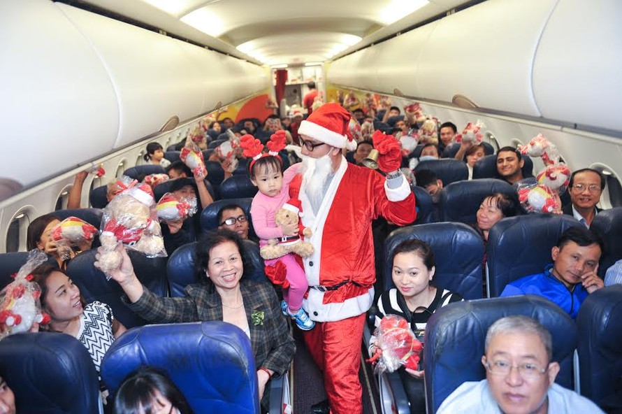 Nụ cười hạnh phúc của hành khách trên chuyến bay may mắn mùa Giáng sinh.